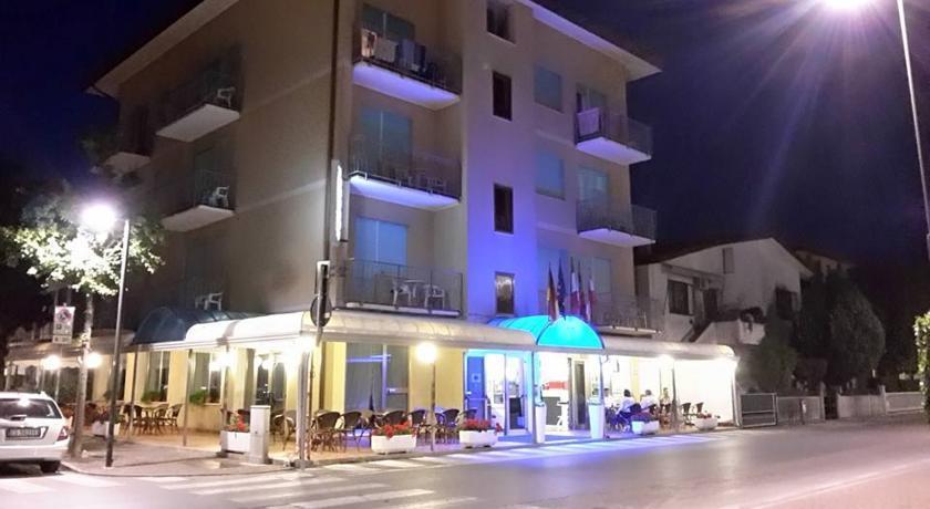 Hotel Fornaro Каорле Екстер'єр фото